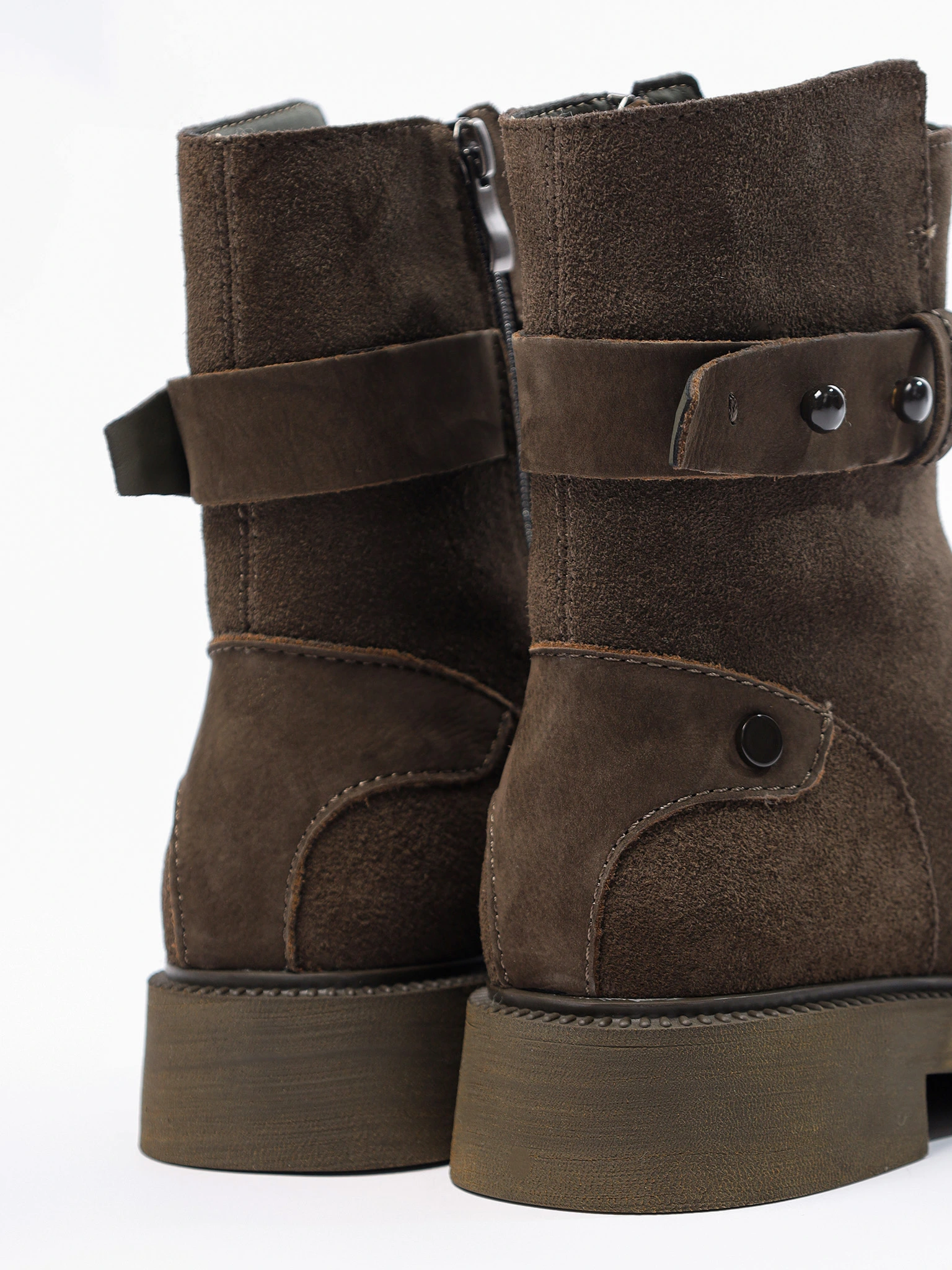 Ботинки оливкового цвета из натуральной замши на среднем каблуке